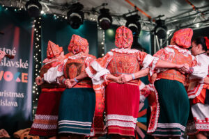 Vystúpenie folklórnych súborov počas Noci bosoriek, Bratislavské Vianoce 2023